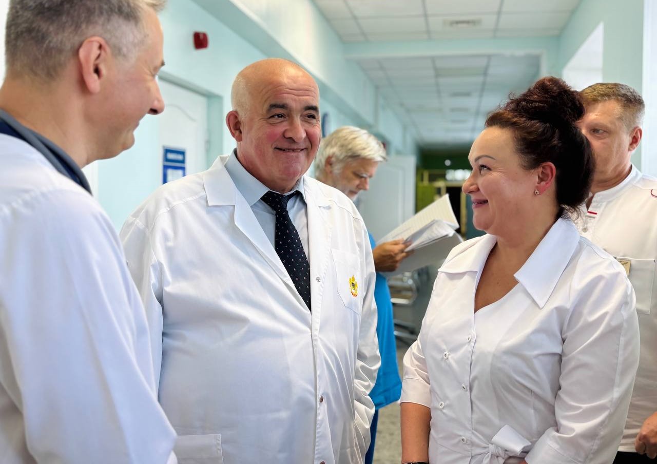 Сергей Ситников принес бойцам СВО в госпиталь корзину клубники