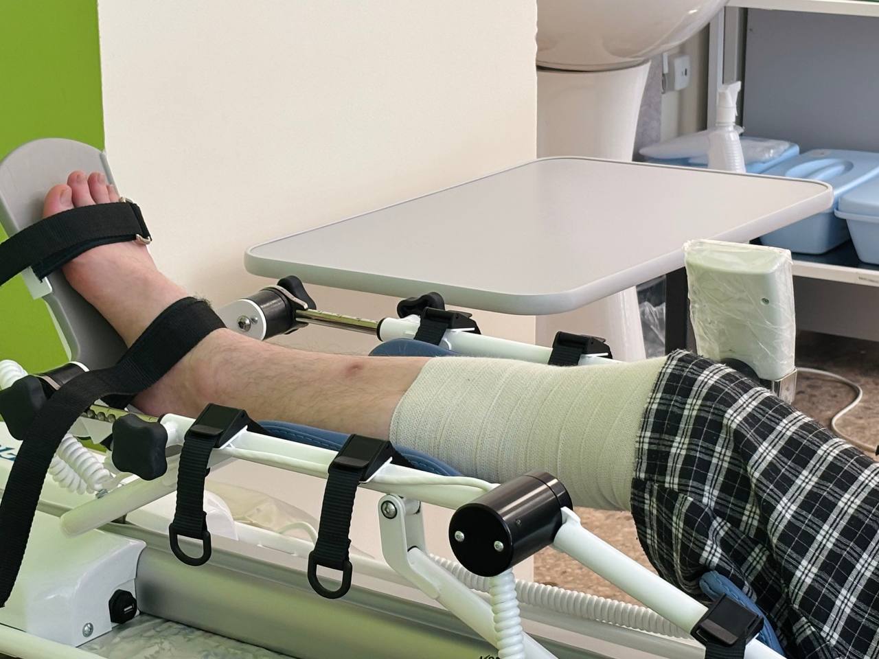 Сергей Ситников принес бойцам СВО в госпиталь корзину клубники