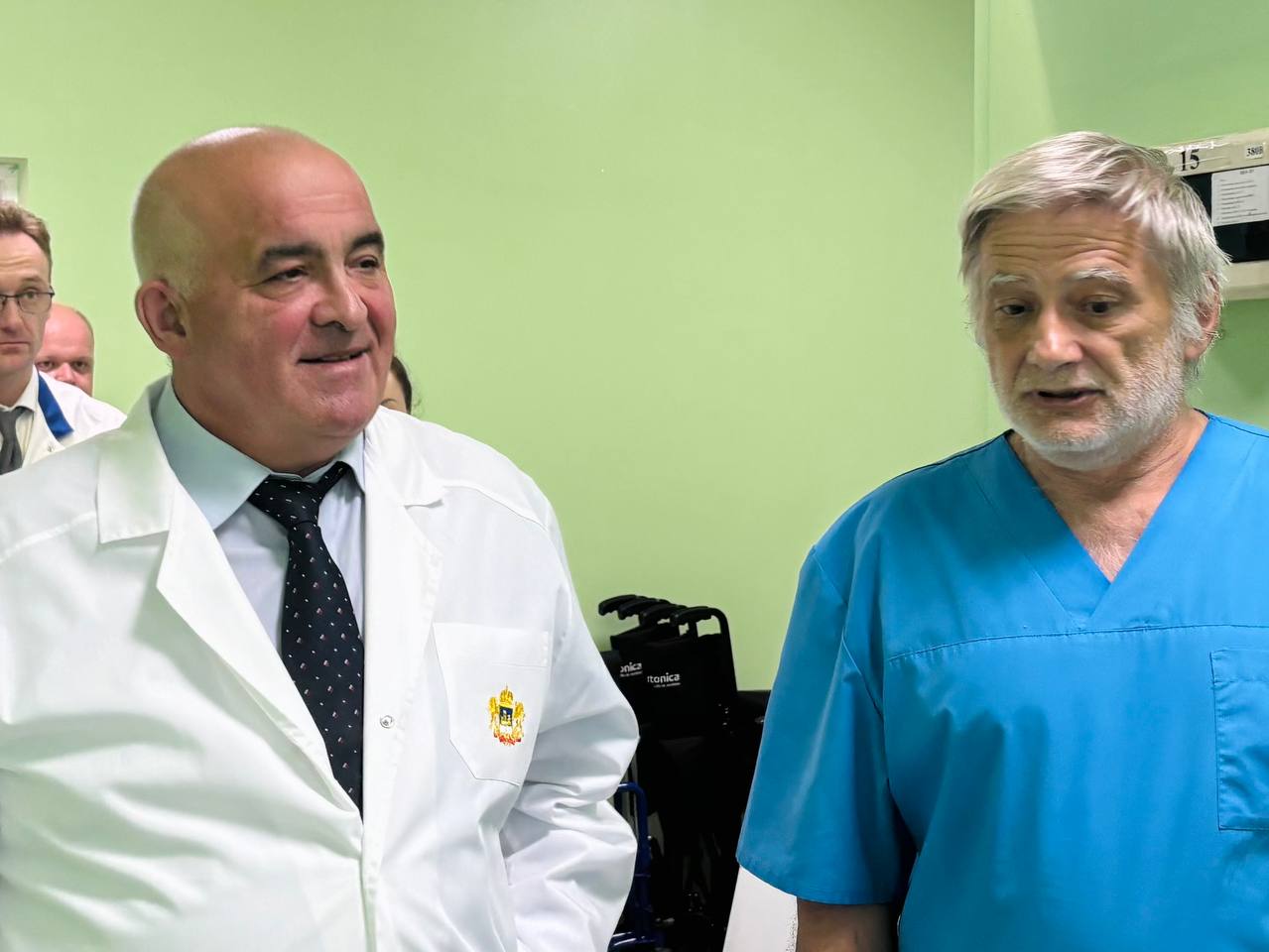 Сергей Ситников принес бойцам СВО в госпиталь корзину клубники