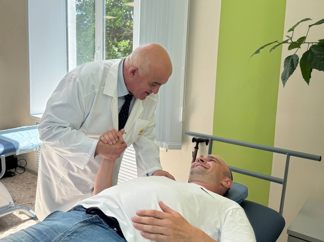 Сергей Ситников принес бойцам СВО в госпиталь корзину клубники