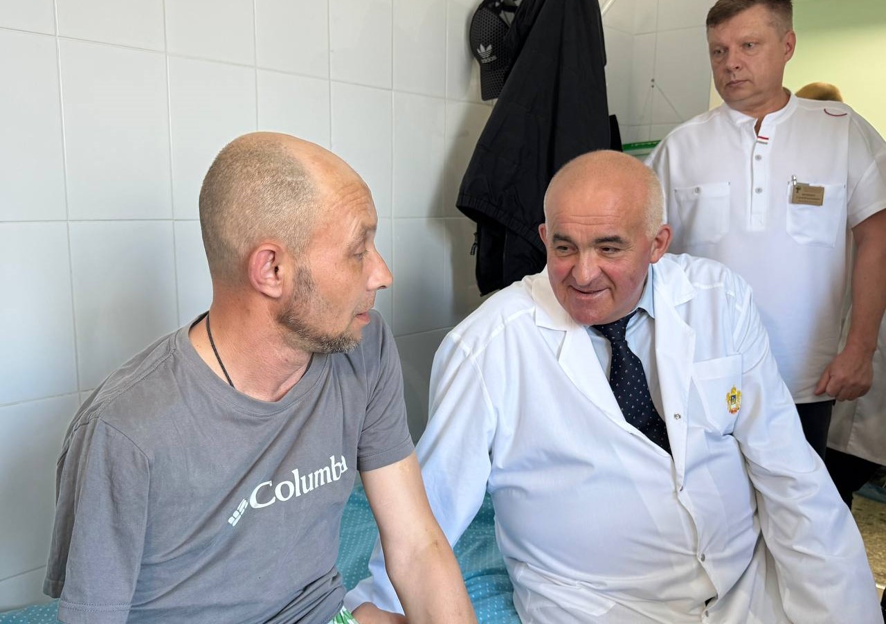 Сергей Ситников принес бойцам СВО в госпиталь корзину клубники