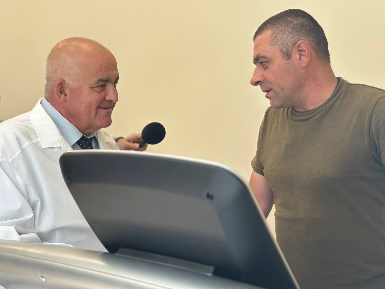 Сергей Ситников принес бойцам СВО в госпиталь корзину клубники