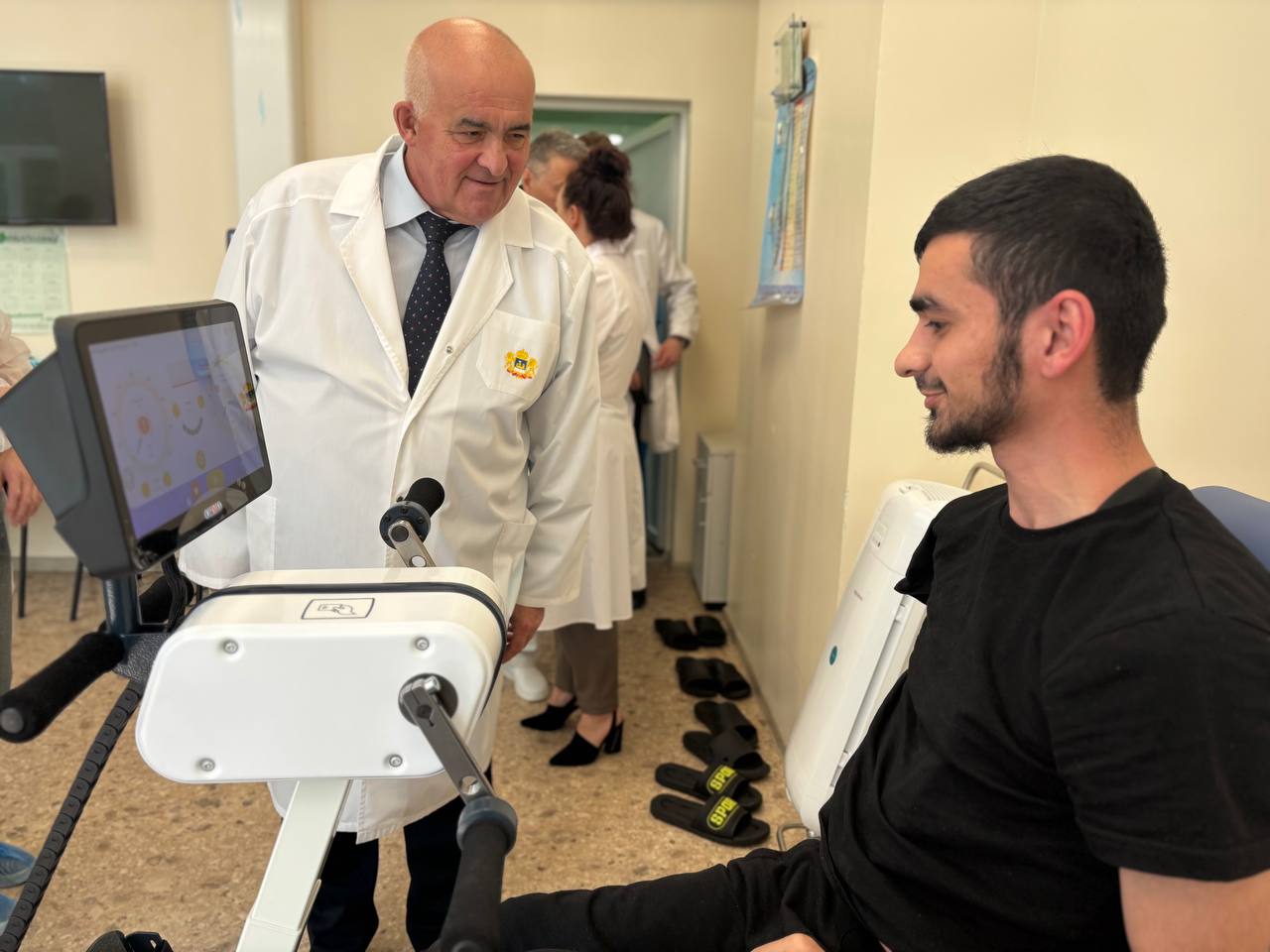 Сергей Ситников принес бойцам СВО в госпиталь корзину клубники