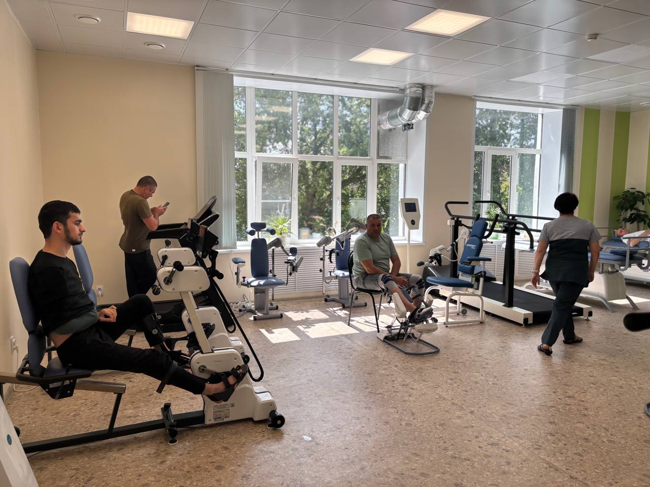 Сергей Ситников принес бойцам СВО в госпиталь корзину клубники