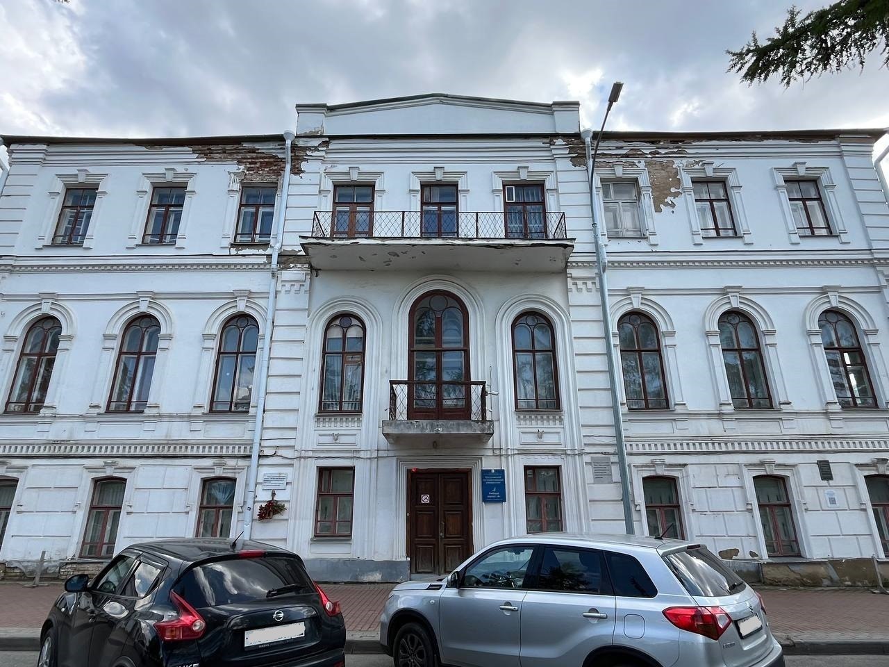 Памятник архитектуры в сердце Костромы погибает от бездействия пользователя