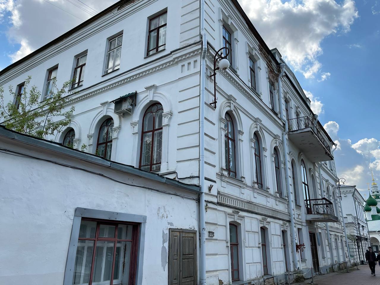 Памятник архитектуры в сердце Костромы погибает от бездействия пользователя