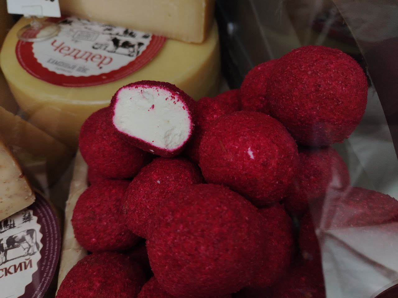 Сыры на любой вкус и цвет выкатили на фестиваль сыра в Костроме