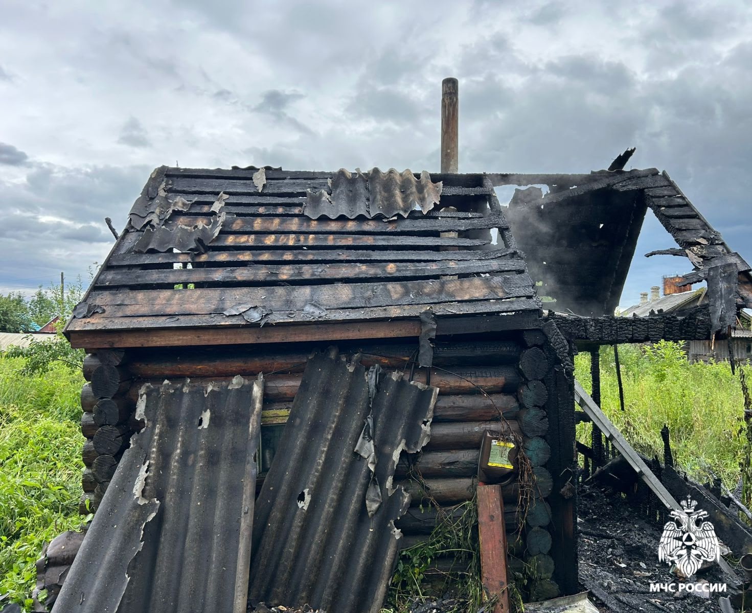 В Костромской области полыхали сразу баня и машина