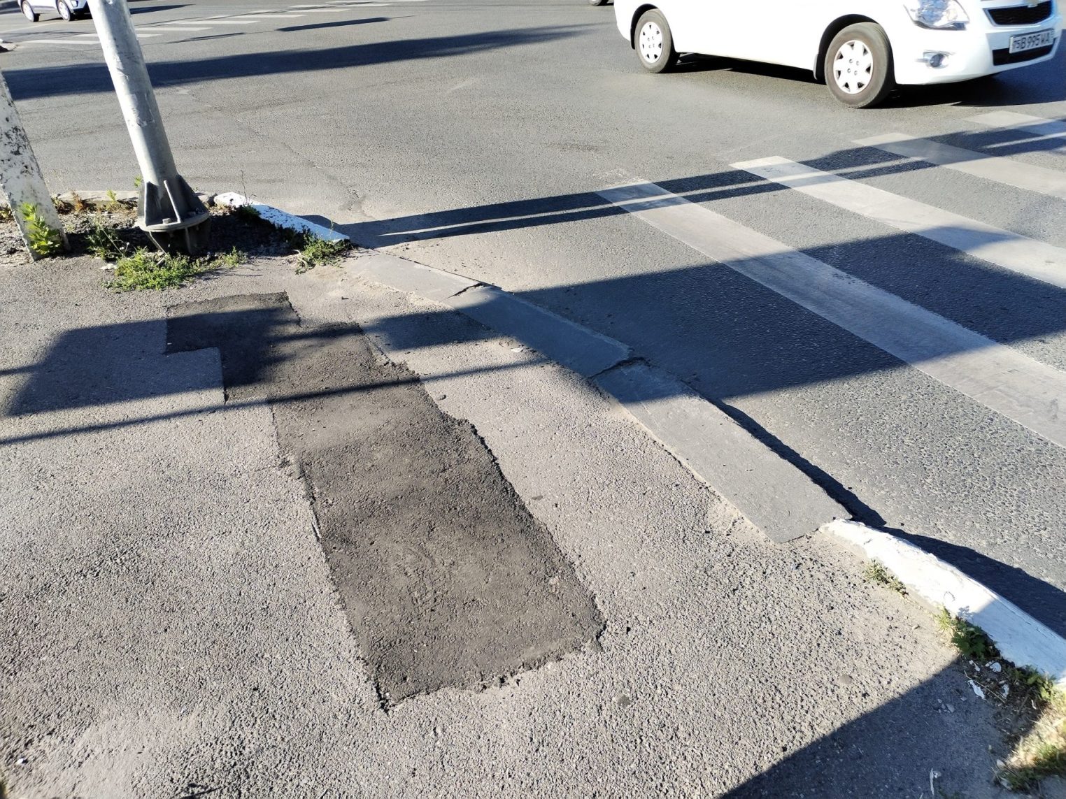 На тротуарах в Костроме демонтируют тактильные плитки для слепых