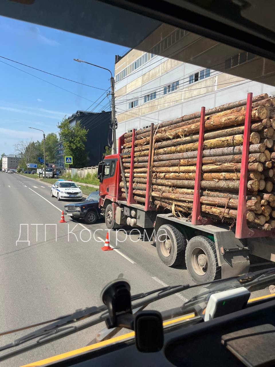 Большегруз с бревнами зажал легковушку в Костроме