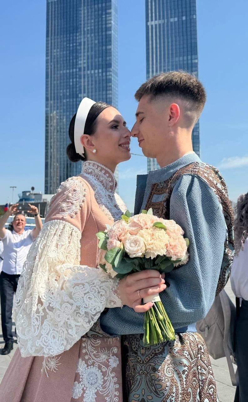 На столичном свадебном фестивале ярославна блистала в платье от дизайнера из Костромы