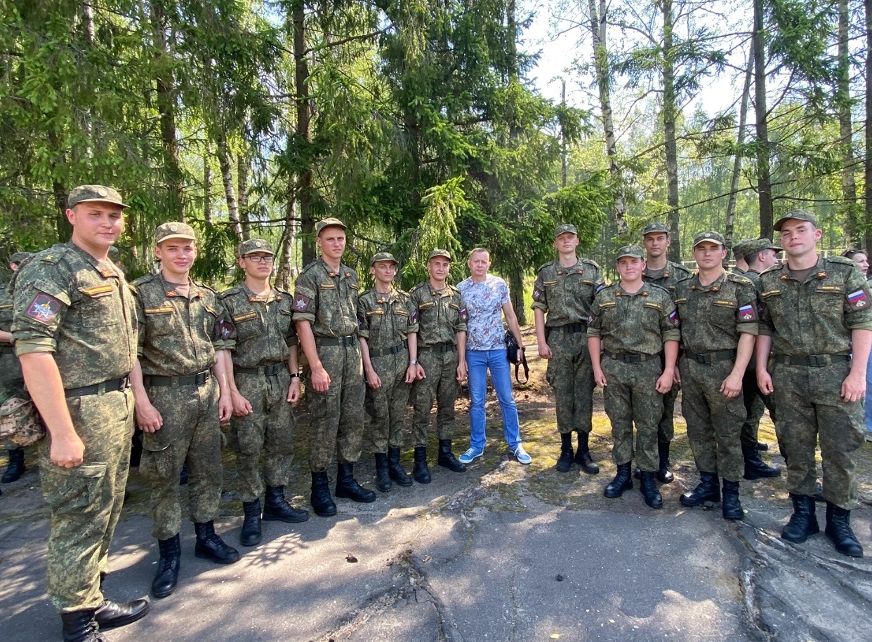 Костромских студентов подбодрили сладостями на военных сборах