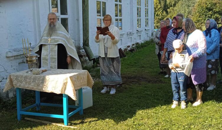 Старинный храм в костромском селе обрел новый купол с крестом