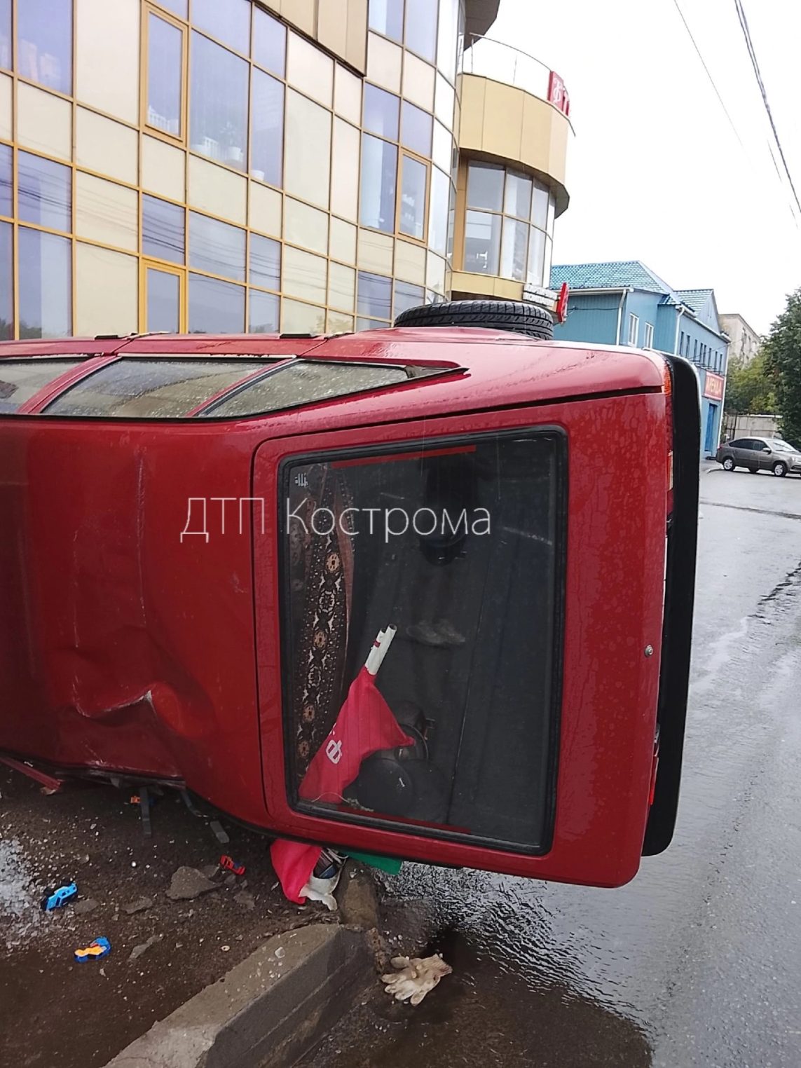 «Москвича» в Костроме как жука распластало вверх пузом