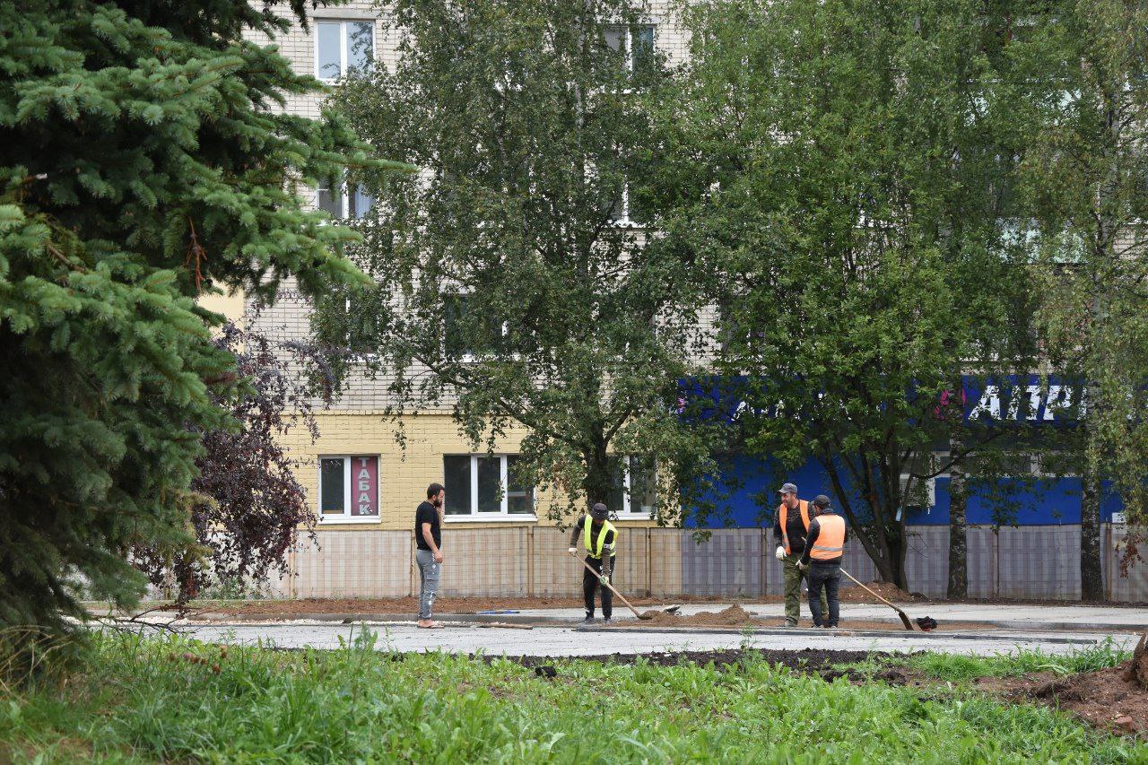 В сквере в Заволжье проложили современные дорожки