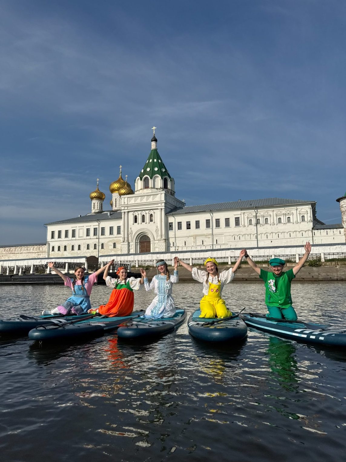 Костромская Снегурочка освоила сапборд