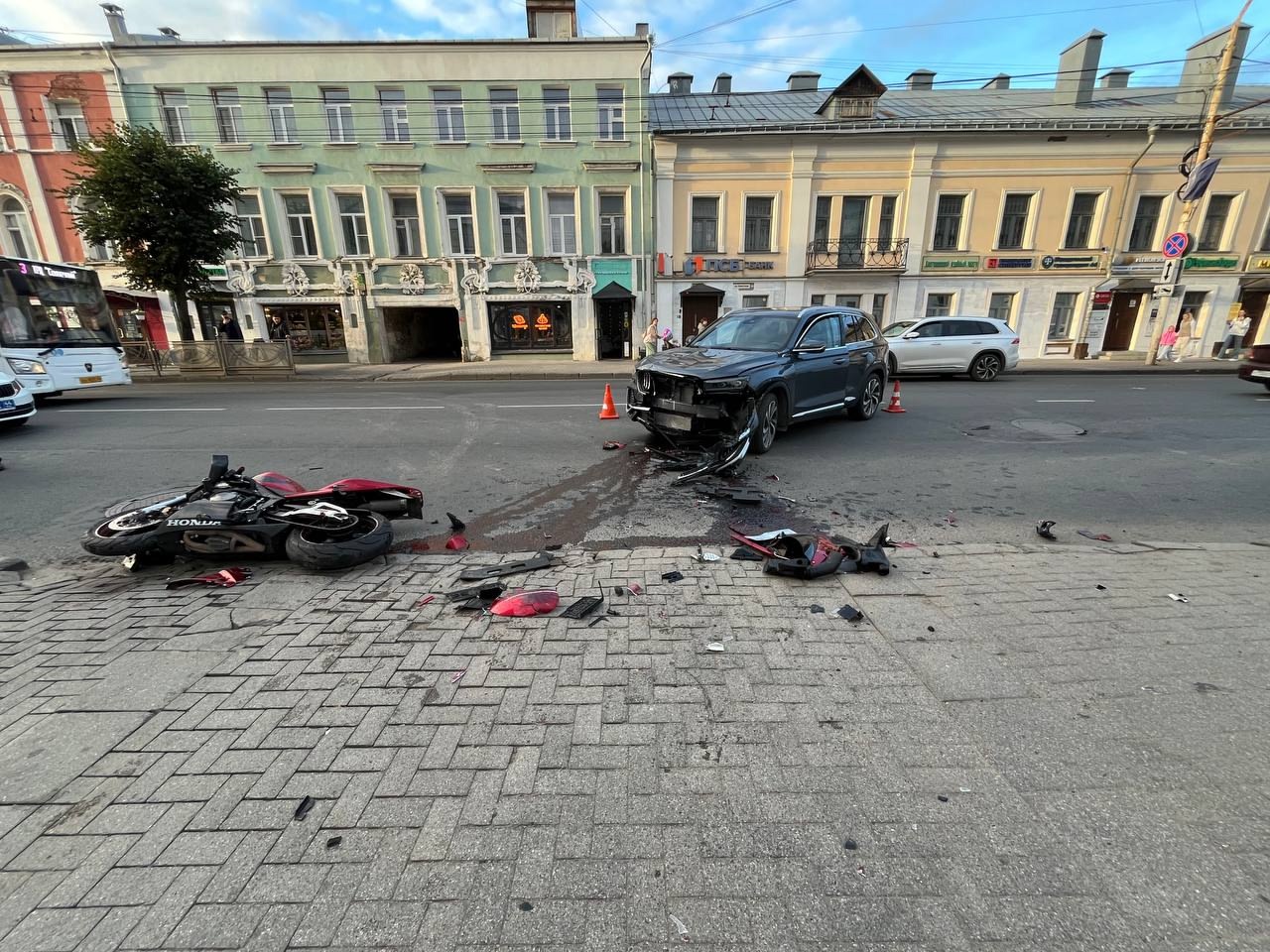 Ужас: в центре Костромы джип снес мотоциклиста с пассажиркой