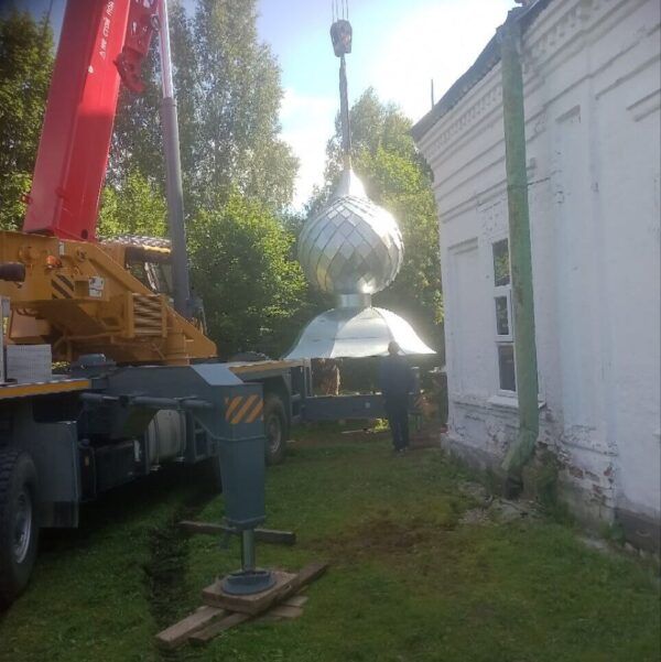 Старинный храм в костромском селе обрел новый купол с крестом