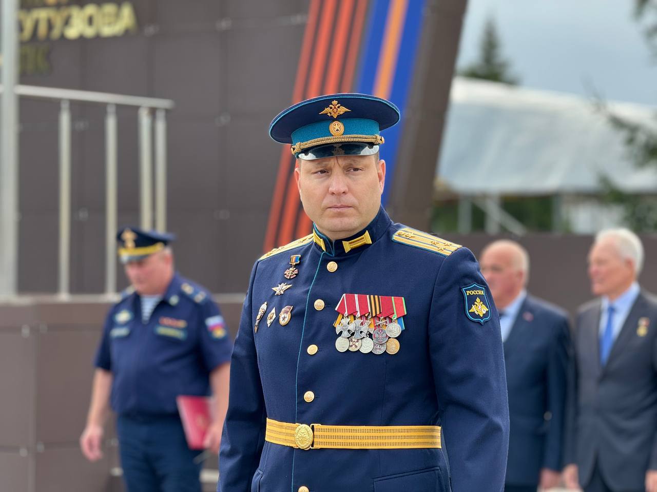 Боевое знамя костромских десантников передали новому командиру