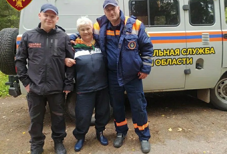 Костромские спасатели вывели из леса заплутавшую пенсионерку