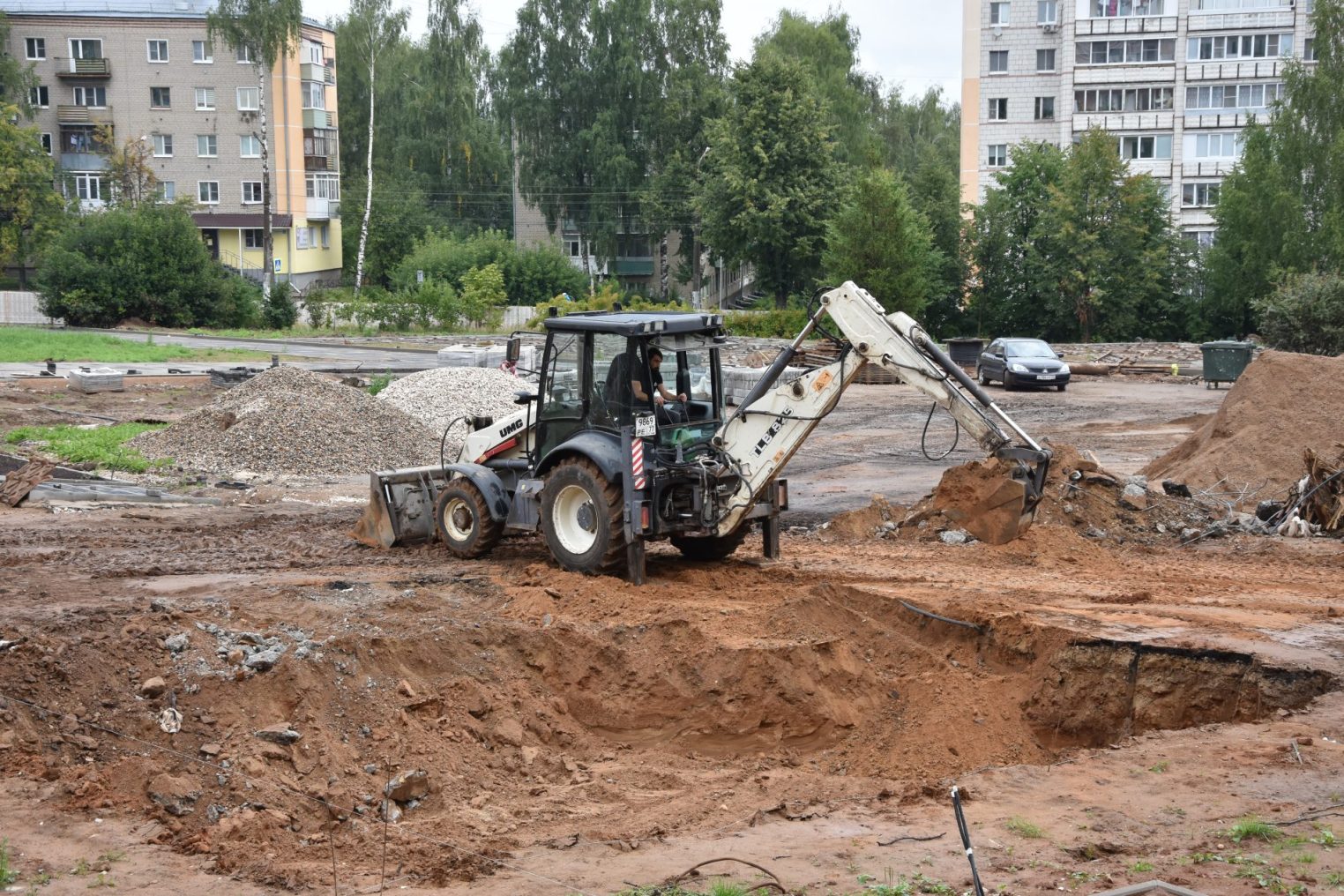 В сквере в Заволжье проложили современные дорожки