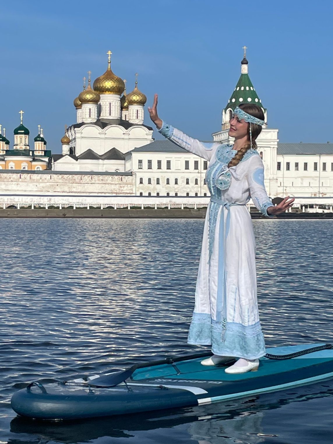 Костромская Снегурочка освоила сапборд