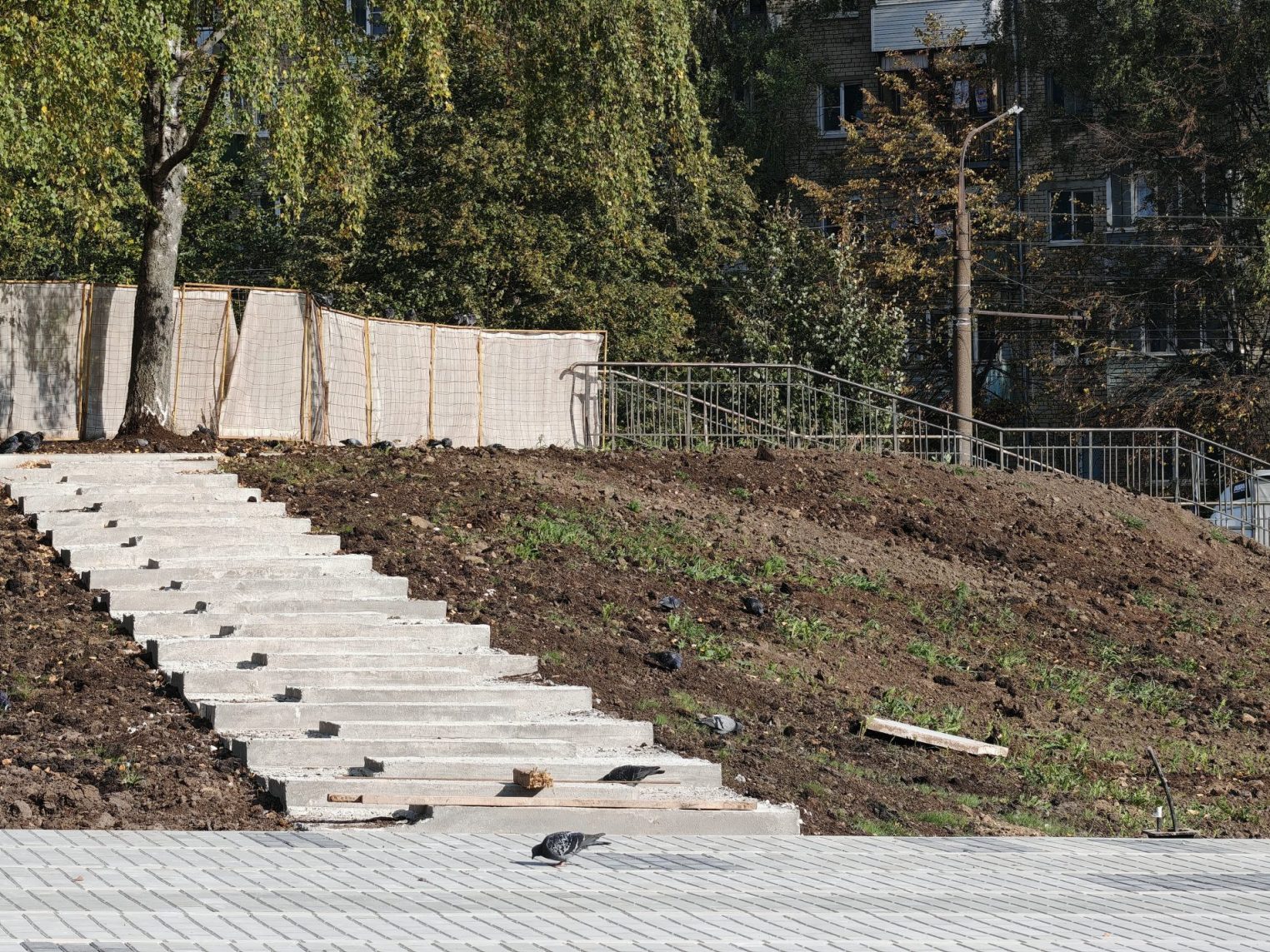 «Сухой» фонтан начали строить в костромском сквере в Заволжье