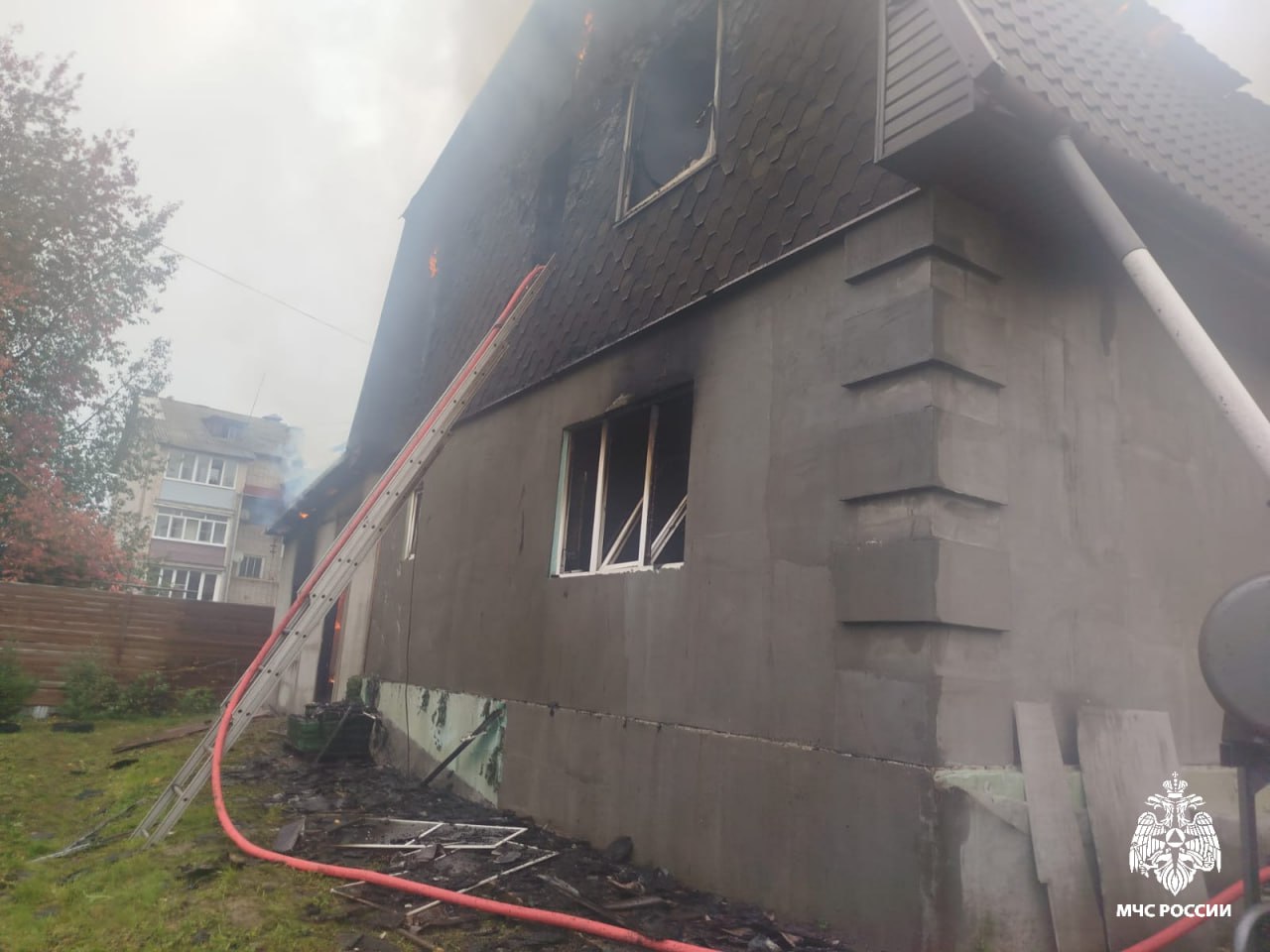 Легковушка полыхала посреди улицы под Костромой