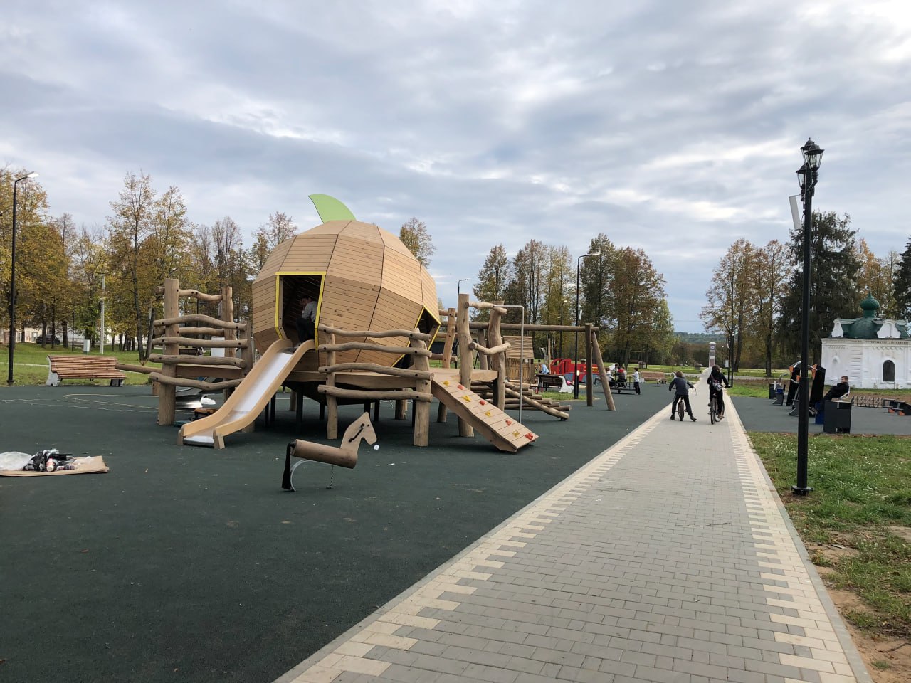 Парк в костромском райцентре превратился в сказочный сад