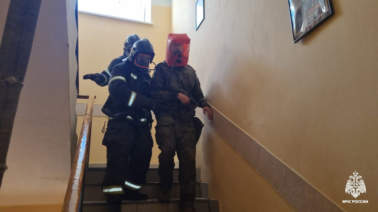 Сотрудники МЧС спасли из пожара курсантов военной академии в Костроме