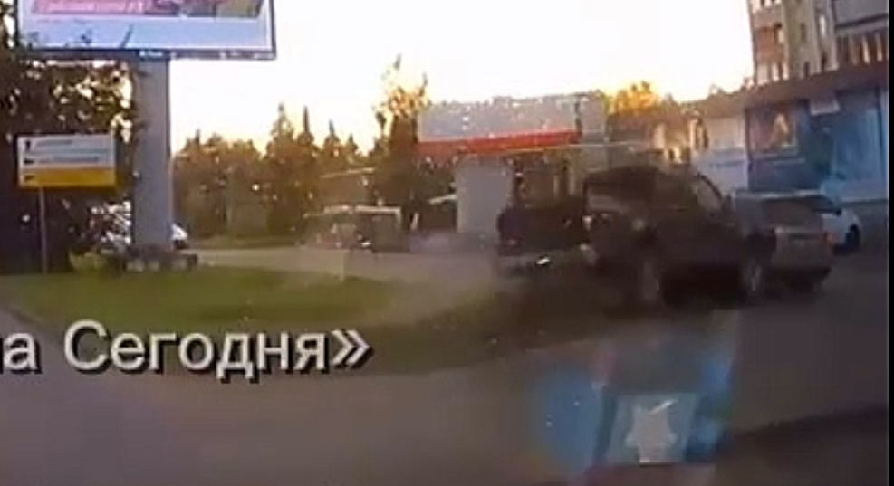 Пикап протаранил стену магазина в Костроме