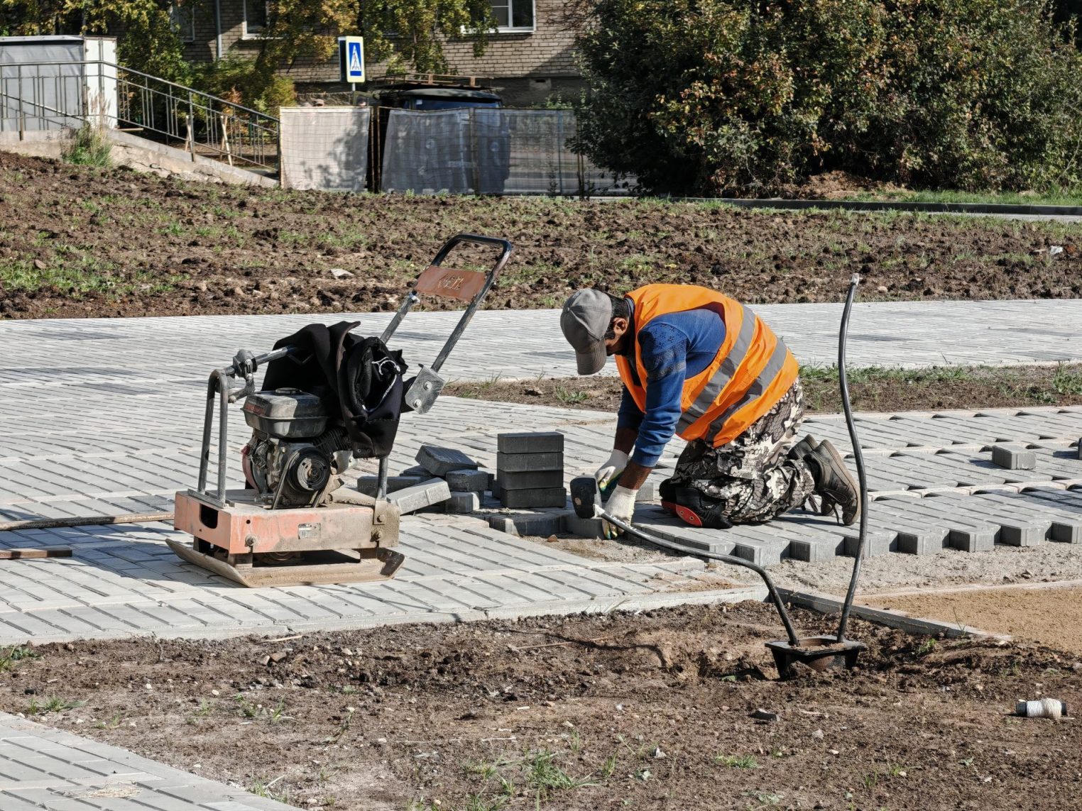 «Сухой» фонтан начали строить в костромском сквере в Заволжье