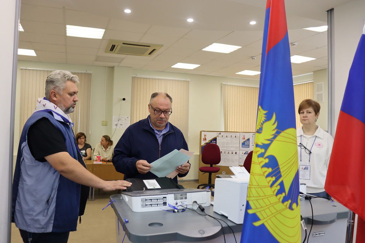 На выборах проголосовал сенатор Костромской области Николай Журавлев