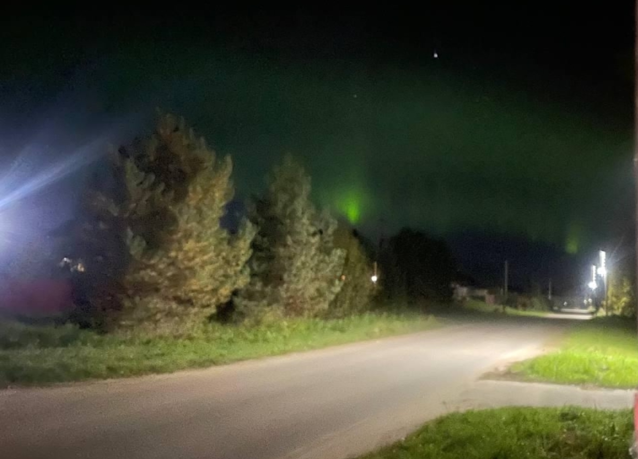 Небо под Костромой озарило северное сияние