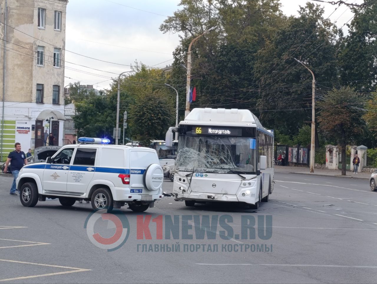 Жуть: внедорожник сложился от удара в автобус в центре Костромы