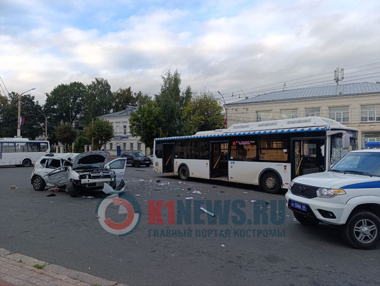 Жуть: внедорожник сложился от удара в автобус в центре Костромы