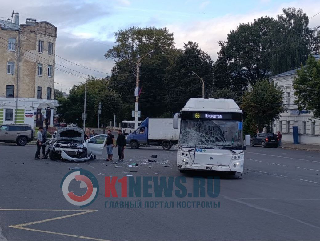 Жуть: внедорожник сложился от удара в автобус в центре Костромы