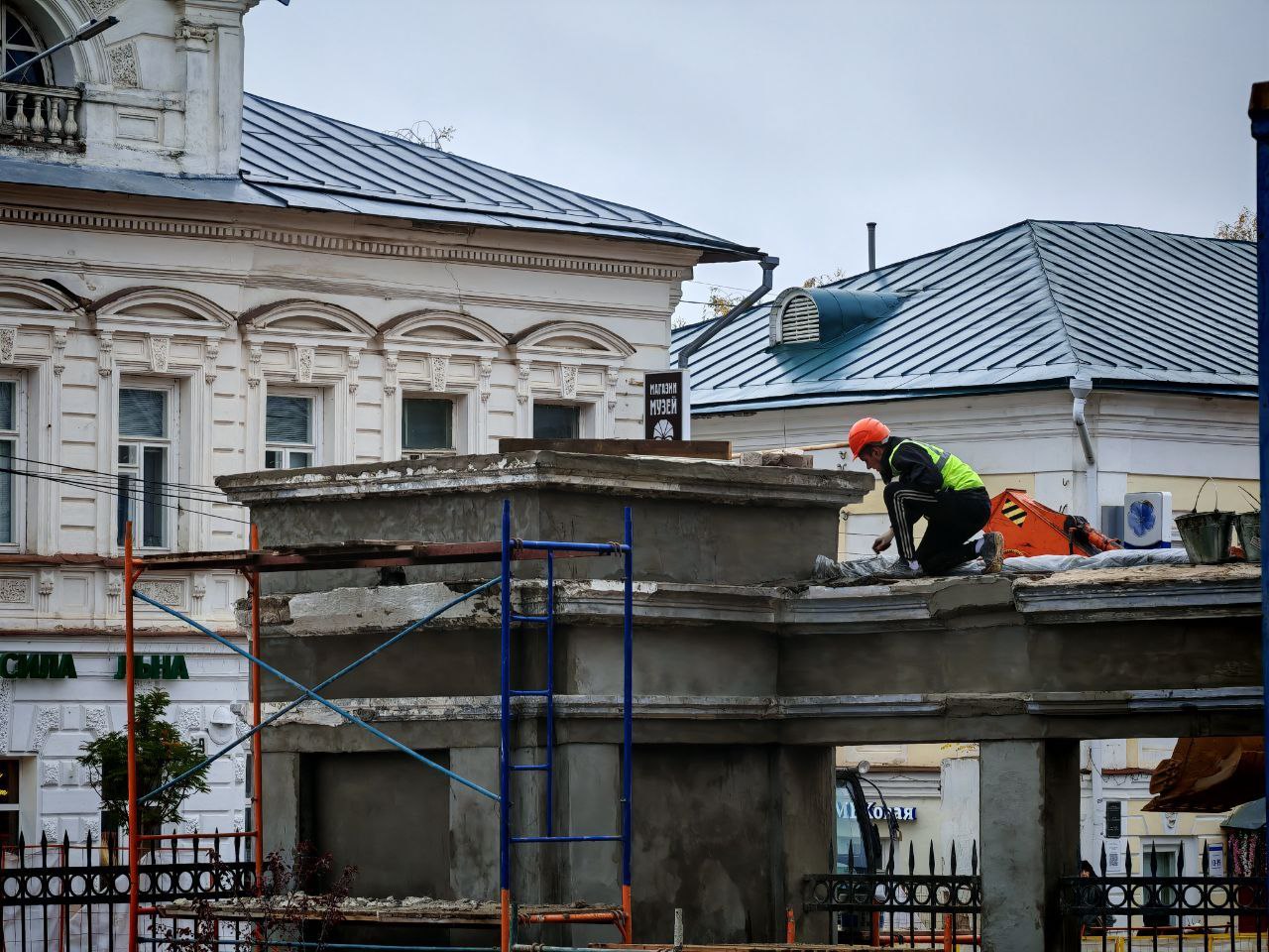 На арке Центрального парка в Костроме появятся короны