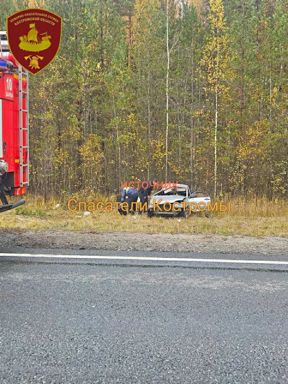 "Лада" несколько раз перевернулась на трассе под Костромой