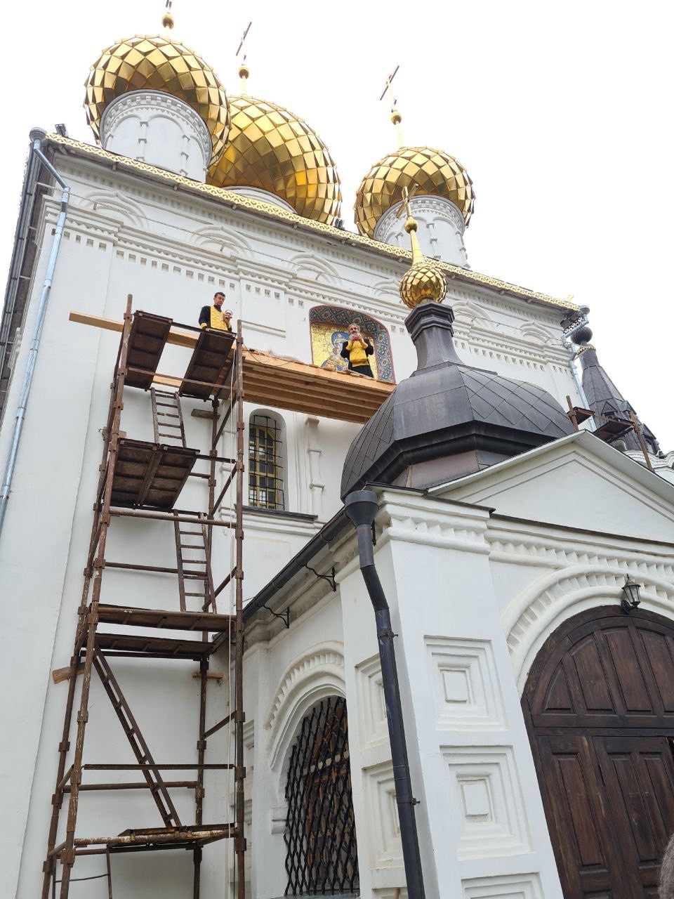 Новую икону костромского монастыря освятили на высоте птичьего полета