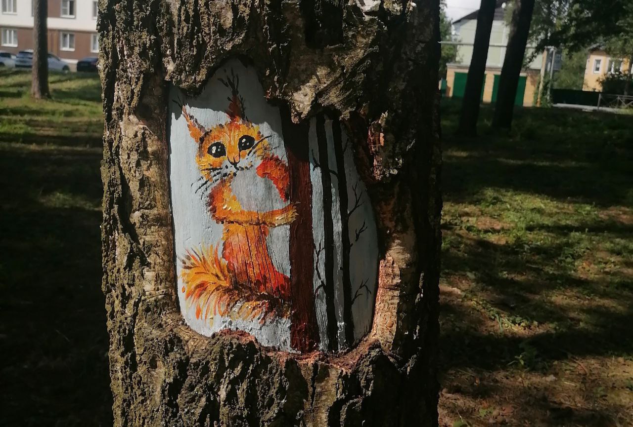 Сказочную галерею на деревьях парка создали костромички