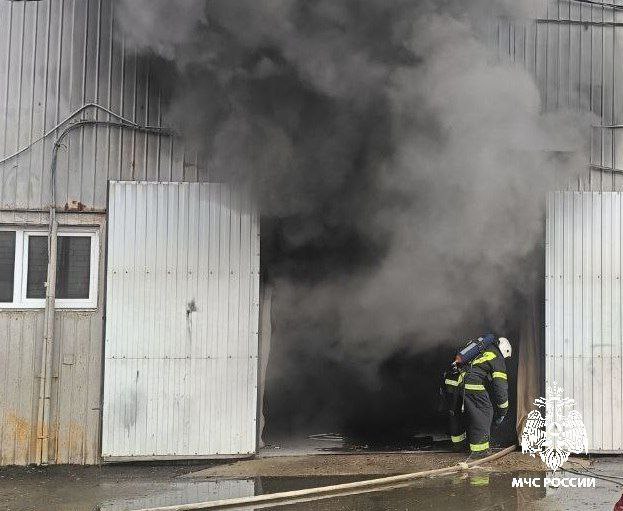 В Костроме полыхает покрасочный цех