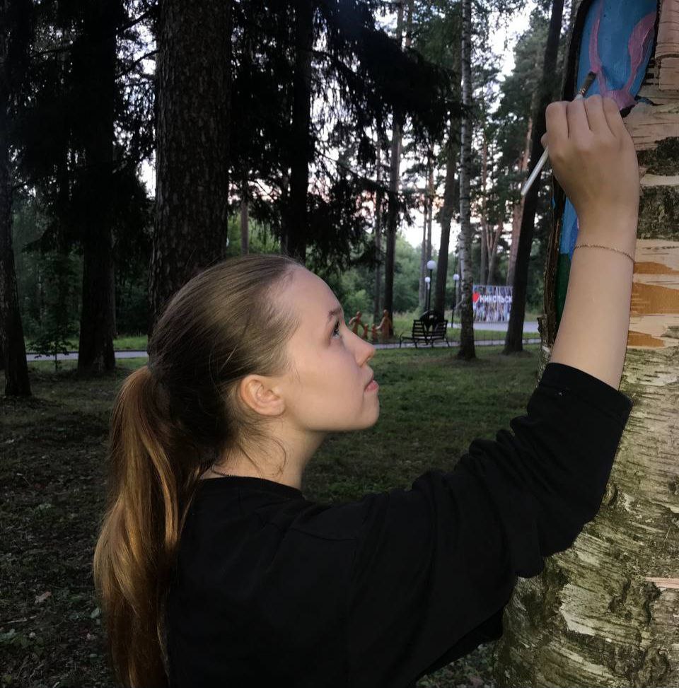 Сказочную галерею на деревьях парка создали костромички