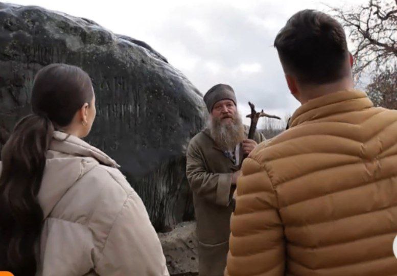 Костромской лось взасос поцеловал телеведущую канала "Россия-1"