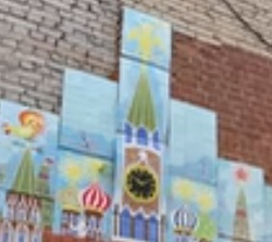 Во дворе единственной в России избы с мозаикой припаркован звездолет