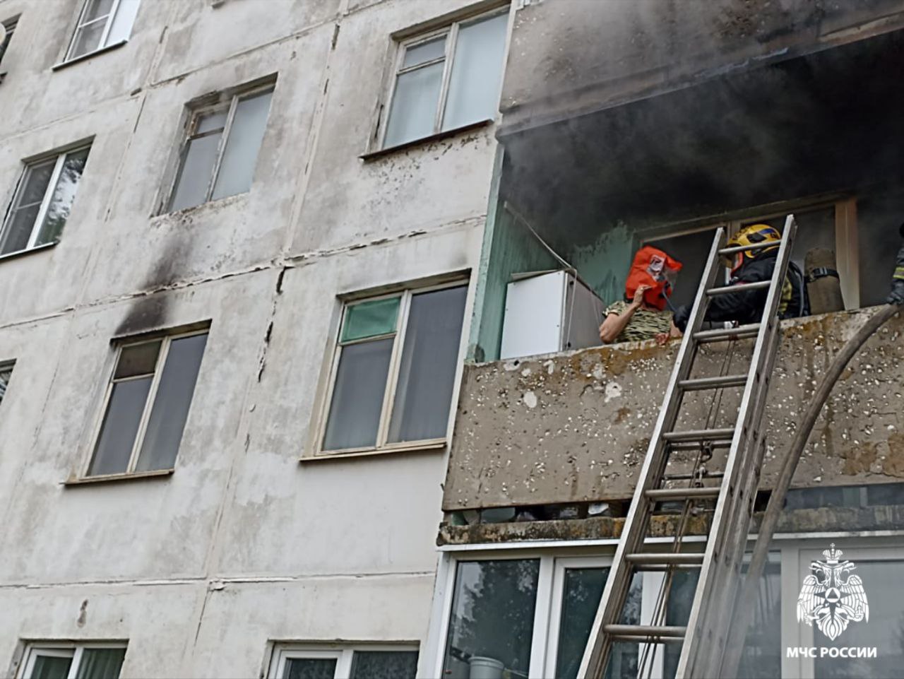 Четырех детей спасли из чудовищного пожара под Костромой