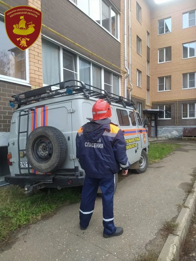 Двухлетний малыш запер себя в квартире под Костромой