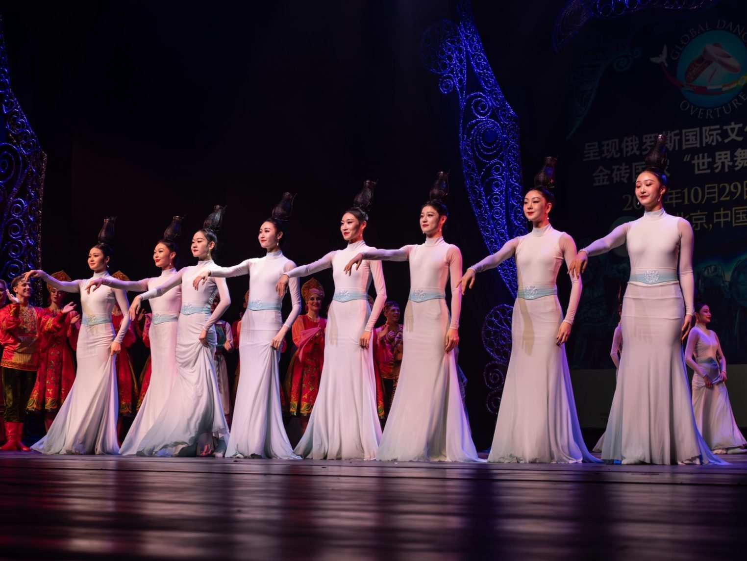 Китайцы испытали шок от танцоров Русского национального балета "Кострома"