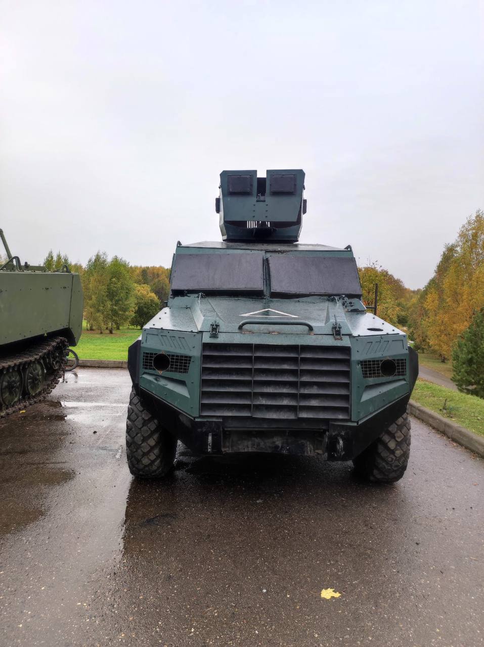 Трофейную боевую технику из зоны СВО выставили в Парке Победы в Костроме
