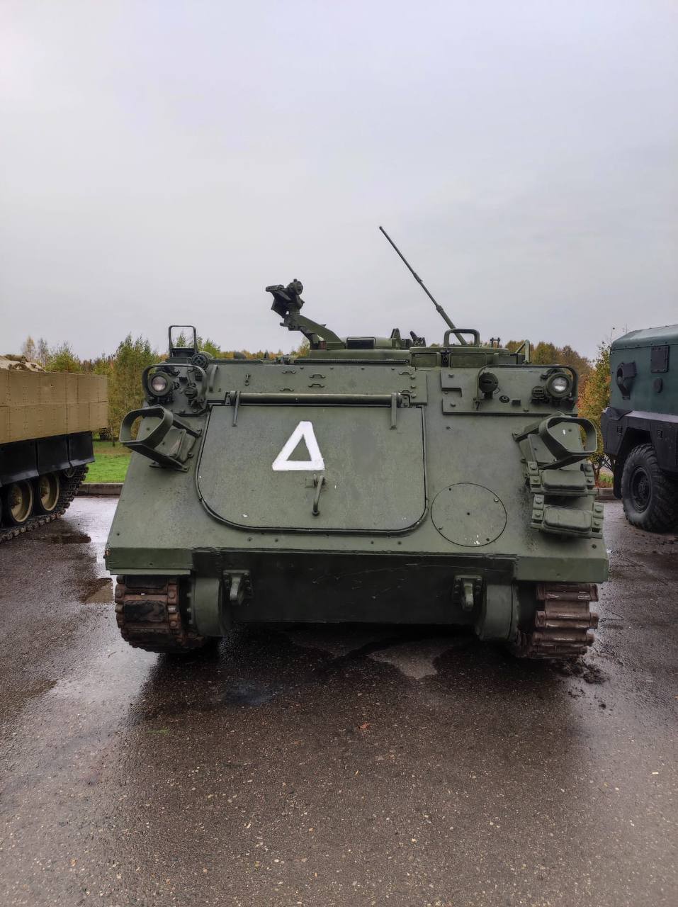 Трофейную боевую технику из зоны СВО выставили в Парке Победы в Костроме